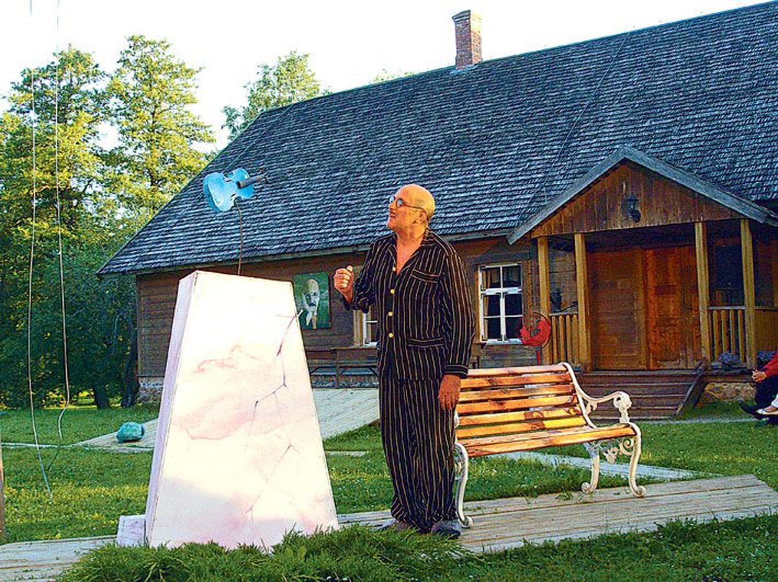 Erik Ruusil aitab Palamuse muuseumi õuel Oskar Lutsu kehastada Anne-Ly Soo jumestus ja Toomas Hõraku kujundus.