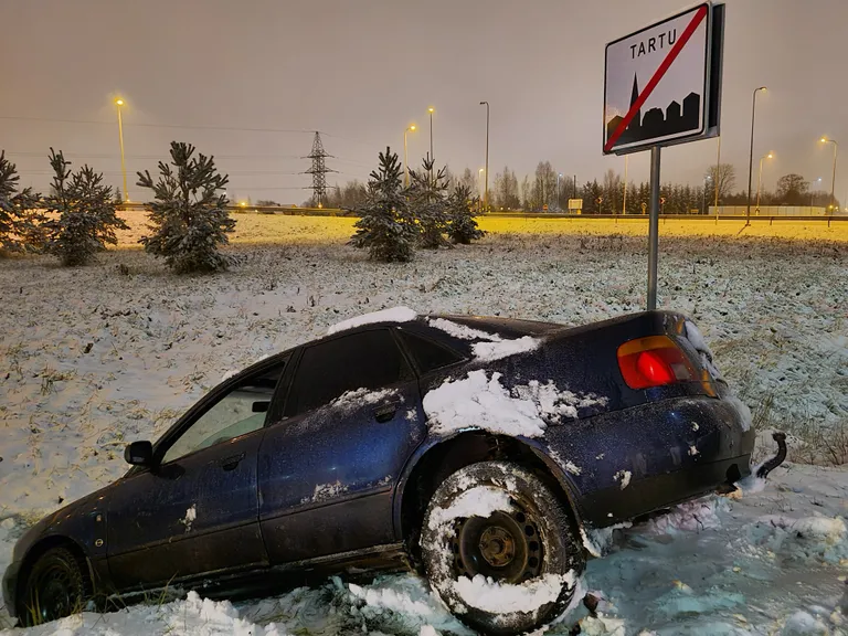 Tartus Variku viadukti juures kraavi sõitnud auto juht lahkus sündmuskohalt.