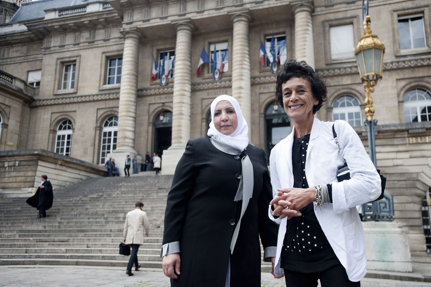 Mohamed Merah' isa esindavad advokaadid Zahia Mokhtari (vasakul) ja Isabelle Coutant-Peyre täna Pariisi kohtuhoone ees.