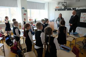 President Alar Karis kohtus hiljutisel Pärnu visiidil Tammsaare kooli õpetajate-õpilastega.