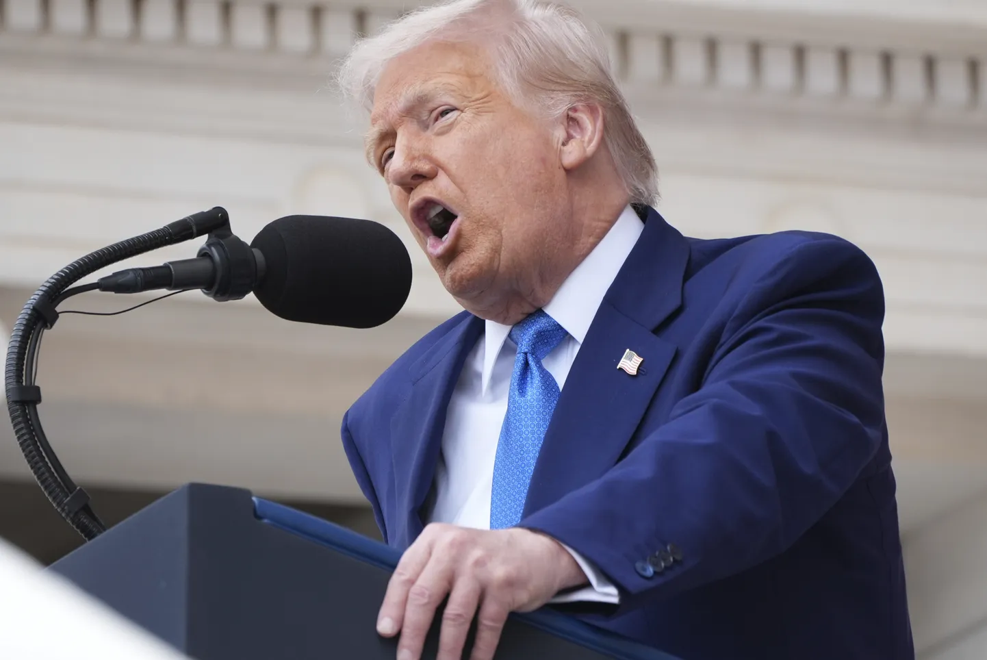 President Donald Trump esinemas 26. mail 2025 Arlingtonis, Virginias.