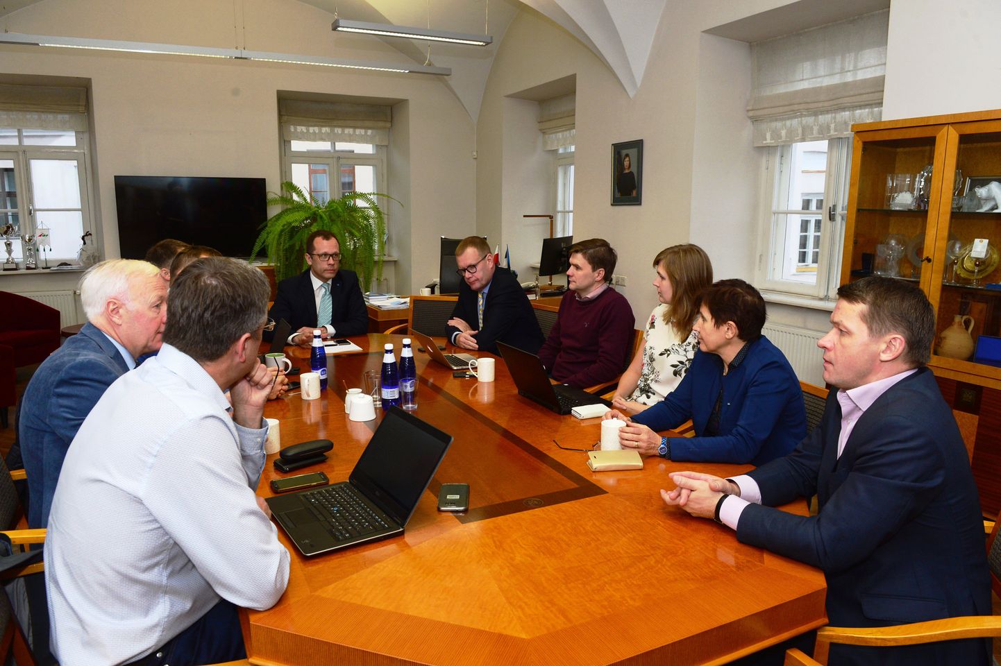 Reformierakonna Tartu juhatus kogunes täna Urmas Klaasi kabinetis, et arutada millise erakonnaga alustada võimukõnelusi.