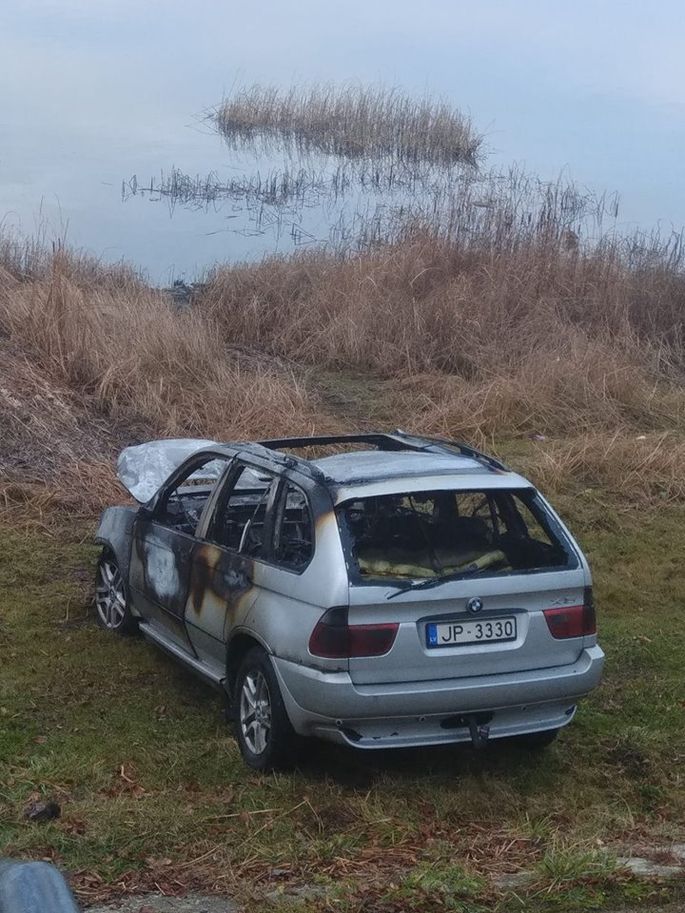 Машина в реке
