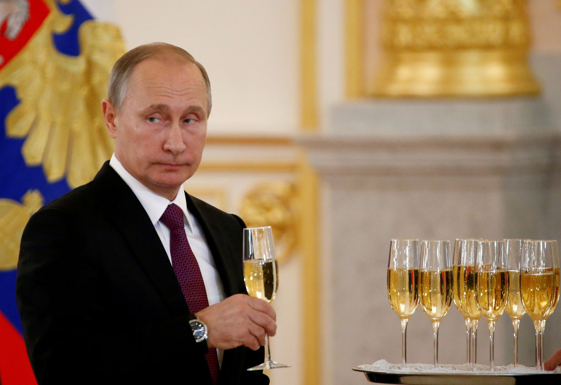 Владимира Путина чаще всего можно увидеть с бокалом шампанского, как на этом фото 2016 года, когда он принимал гостей в Кремле. Водку президент России публично употребляет обычно на встречах с лидером Китая Си Цзниньпином.