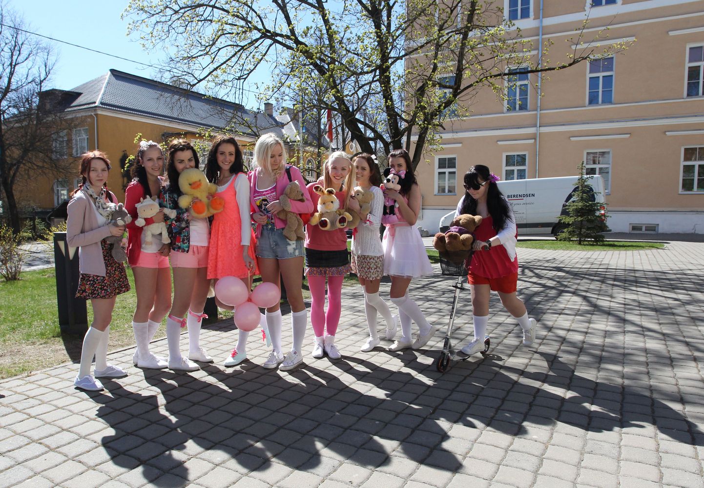 Poska gümnaasiumi 12d klassi tüdrukud tähistavad tutipäeva.