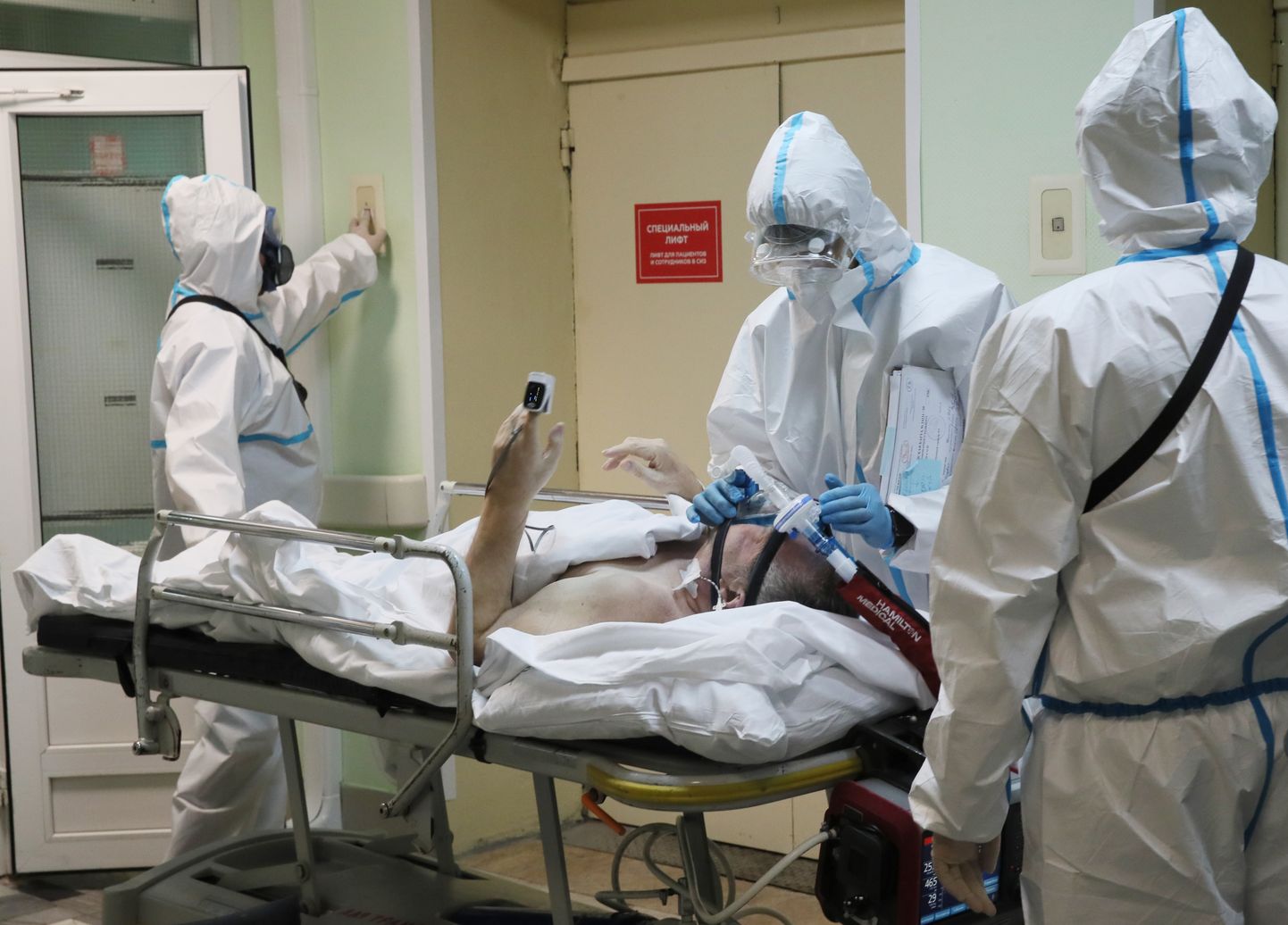 Kaitserõivastes tervishoiutöötaja koroonahaigele hingamisaparaati paigaldamas. Haigla nr 52, Moskvas (7. oktoober 2020)