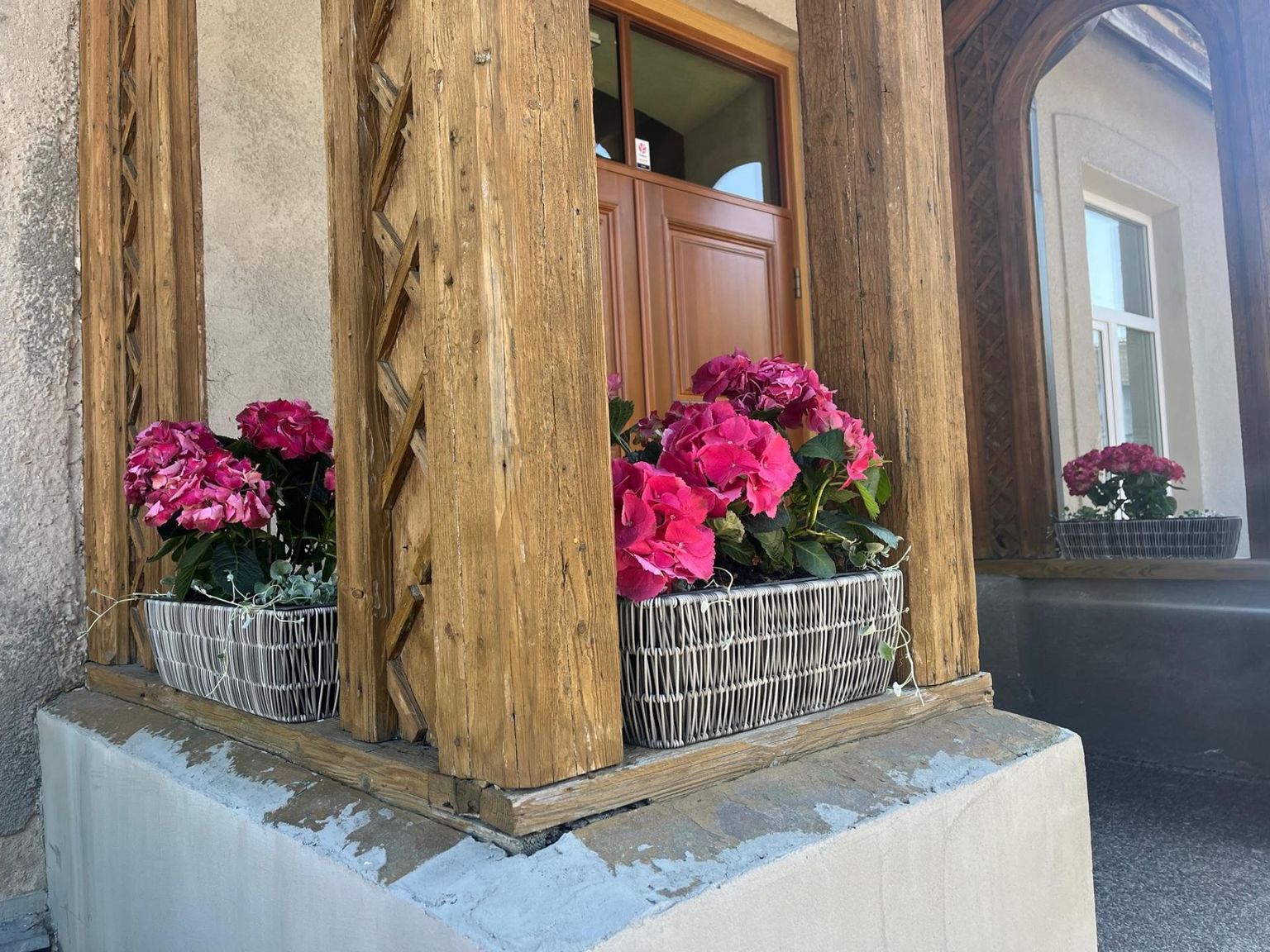 Vast istutatud lilled said Armuse raamatupidamisbüroo verandal olla vaid mõne päeva, siis viis varas lilled koos pottidega minema.