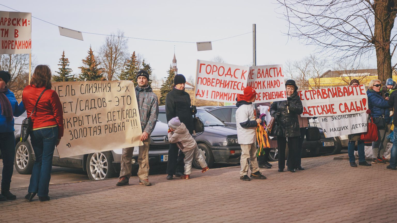Пикет на Петровской площади Нарвы в марте 2015 года, когда горожане отстаивали детский сад "Золотая рыбка". В 2022 году на кону сразу несколько нарвских детсадов и школ.