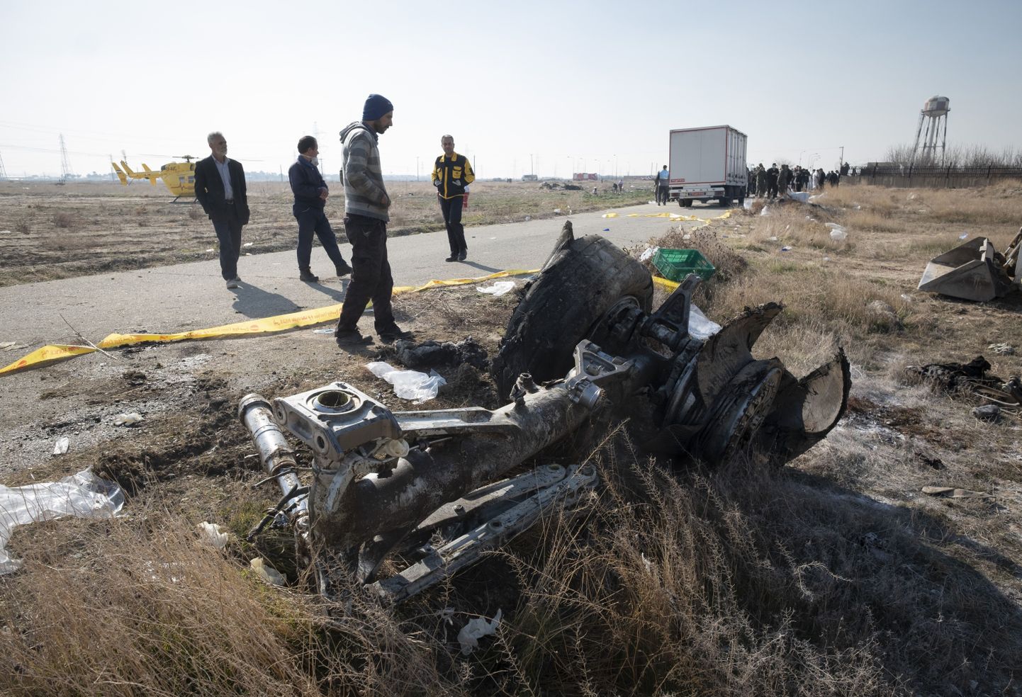 Irānas amatpersonas pie avarējušas Ukrainas lidmašīnas atlūzām.