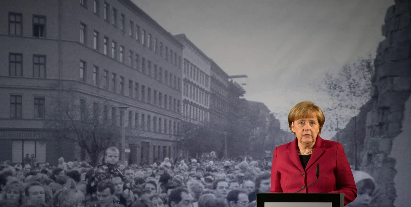 Saksa kantsler Angela Merkel pidas Berliini müüri langemise 25 aastapäeva näituse avamisel kõne. Tema selja taga paistab hiigelsuur reproduktsioon novembrist 1989.