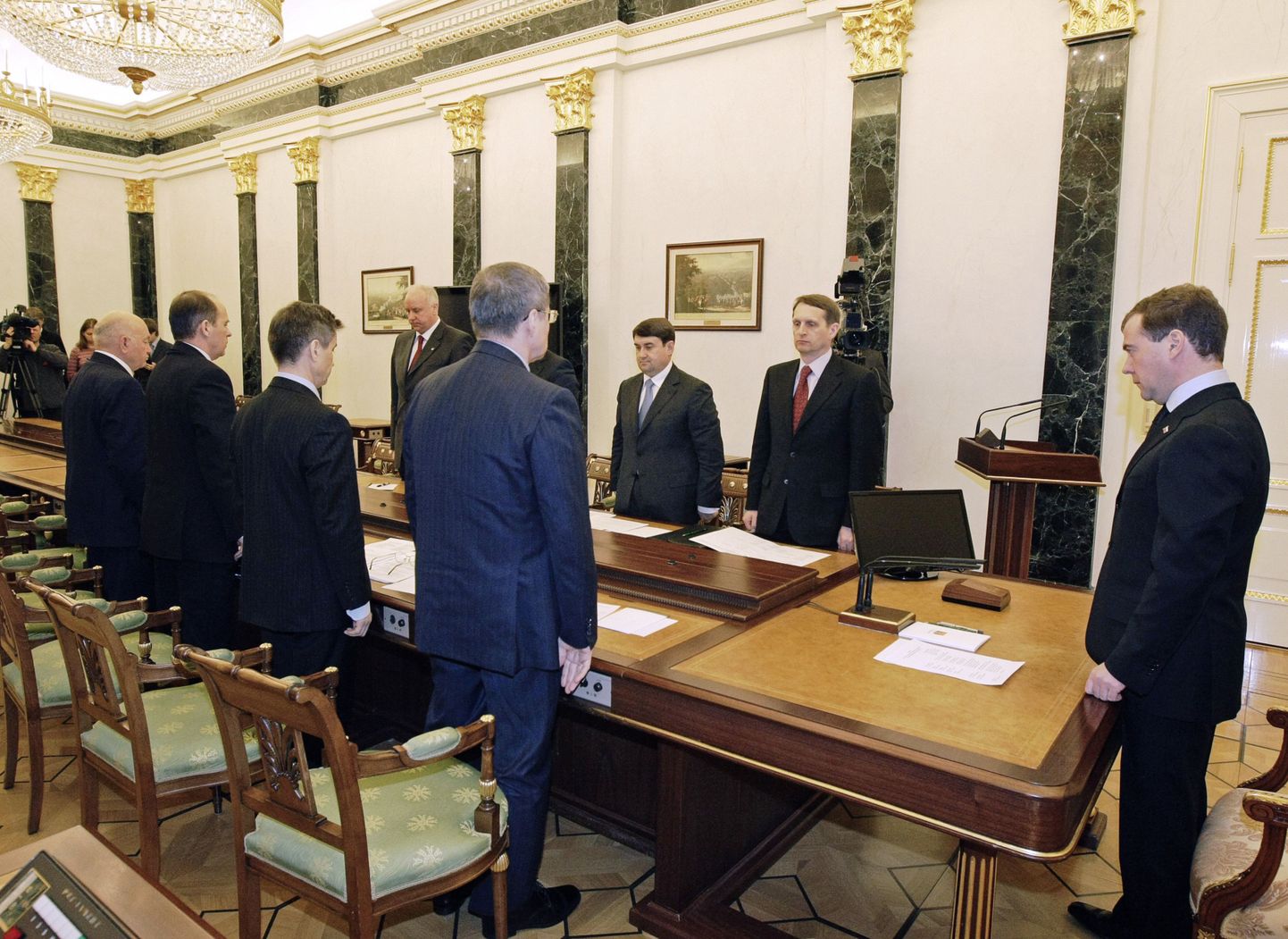 Erakorraline istung metrooplahvatuste teemal president Dmitri Medvedevi (paremal) juures.