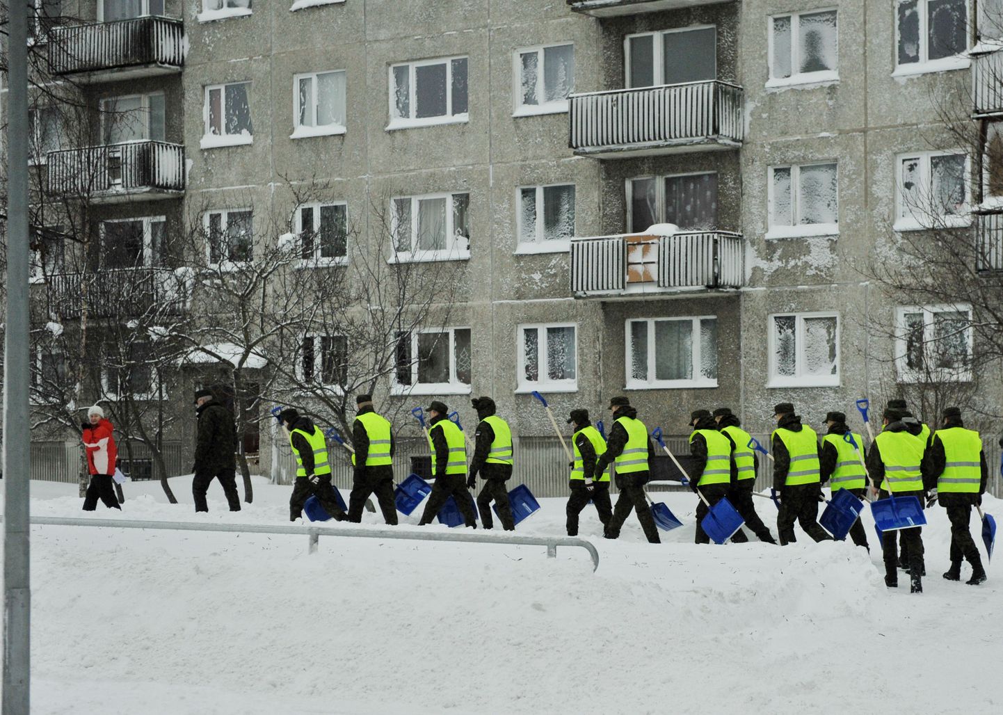 Kaitseväelased aitasid Tallinnas lund koristada.