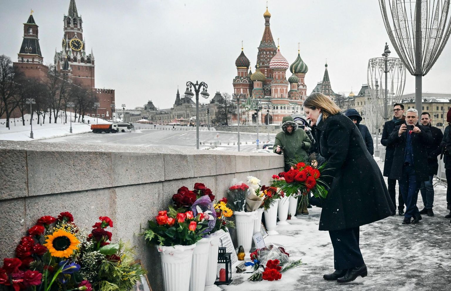 John Sweeney raamatust saab karmi ülevaate Venemaal Putini valitsemisajal korda saadetud poliitilistest mõrvadest. Vene opositsiooniliider Boriss Nemtsov tapeti 2015. aastal. Tema surma-aastapäeval, 27. veebruaril tõi tema tapmiskohta, Kremli lähedal asuvale sillale lilled ka USA saadik Venemaal Lynne Tracy.