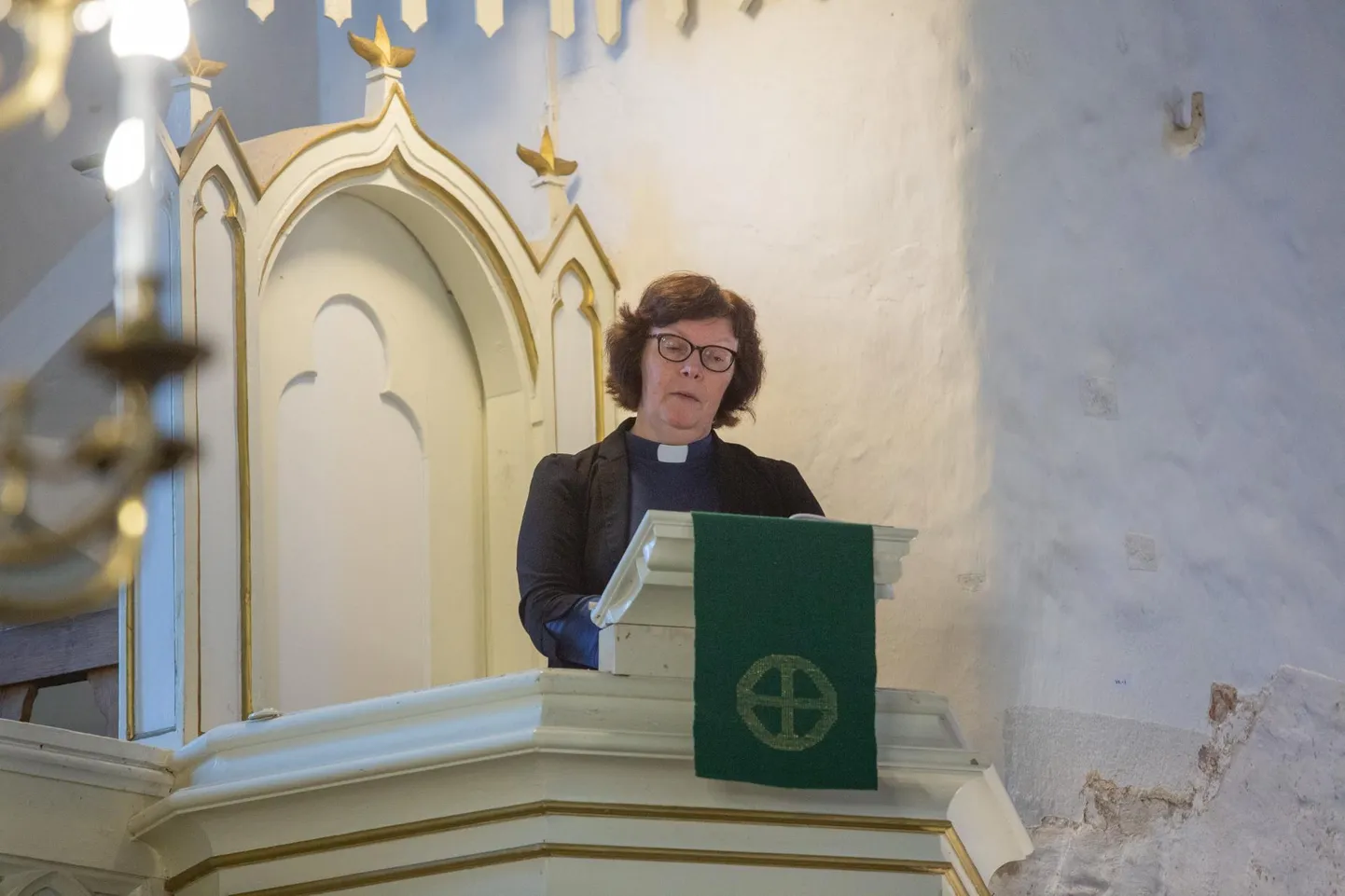 Kirikuõpetaja Hedi Vilumaa võõrustab tulijaid Eesti Evangeelse Luterliku Kiriku SUURE-JAANI JOHANNESE kirikus. Sealne orel sai mullu 85. aastaseks.
