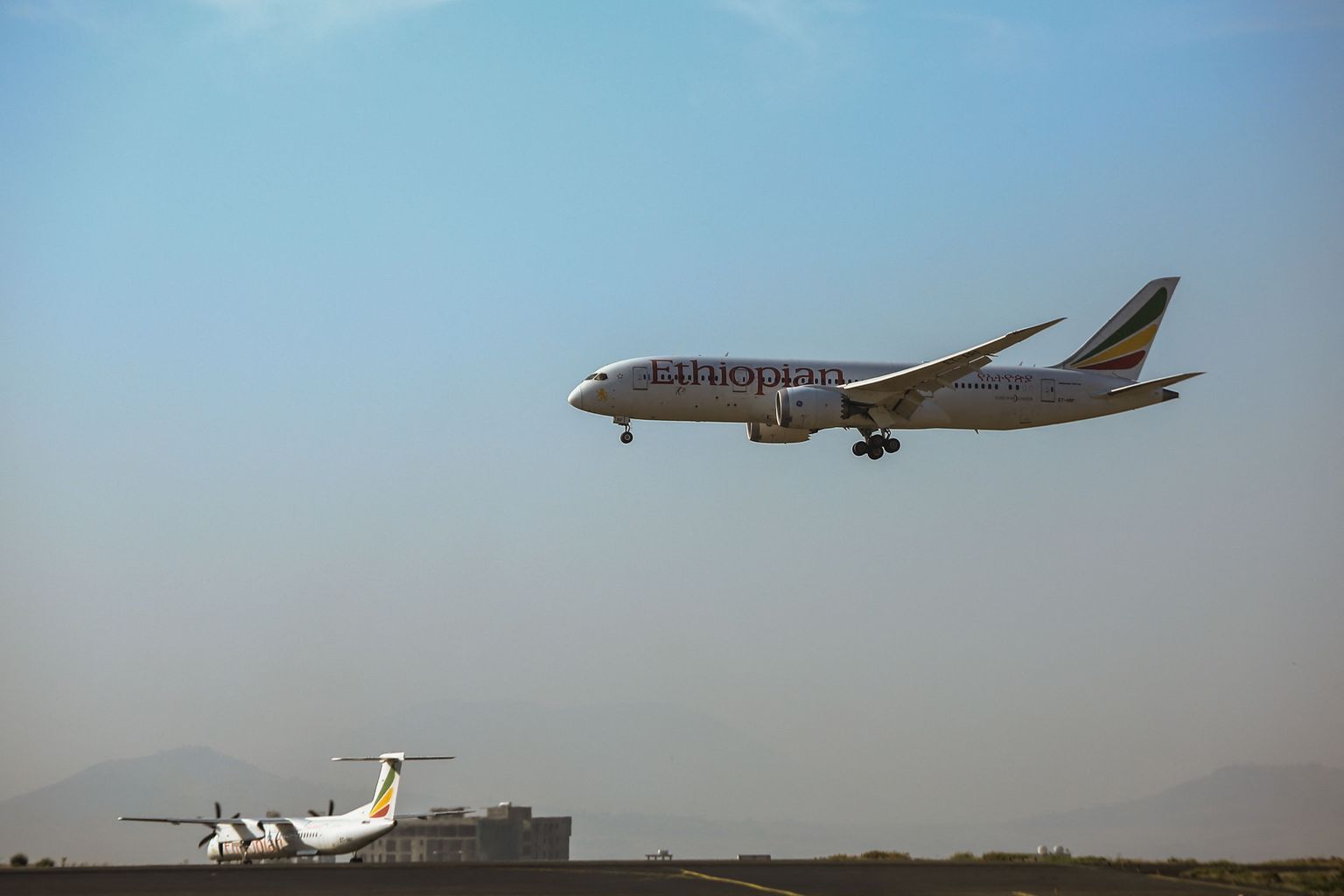 Ethiopian Airlinesi lennuk lähenemas Addis Abeba lennuväljale.