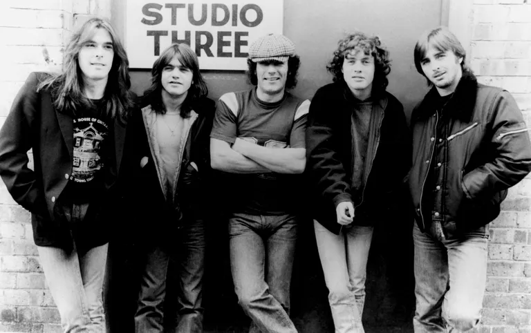 Täna toimus Austraalias Sydneys ansambli AC/DC kitarristi Malcolm Youngi matus. AC/DC 1980. aastate alguses