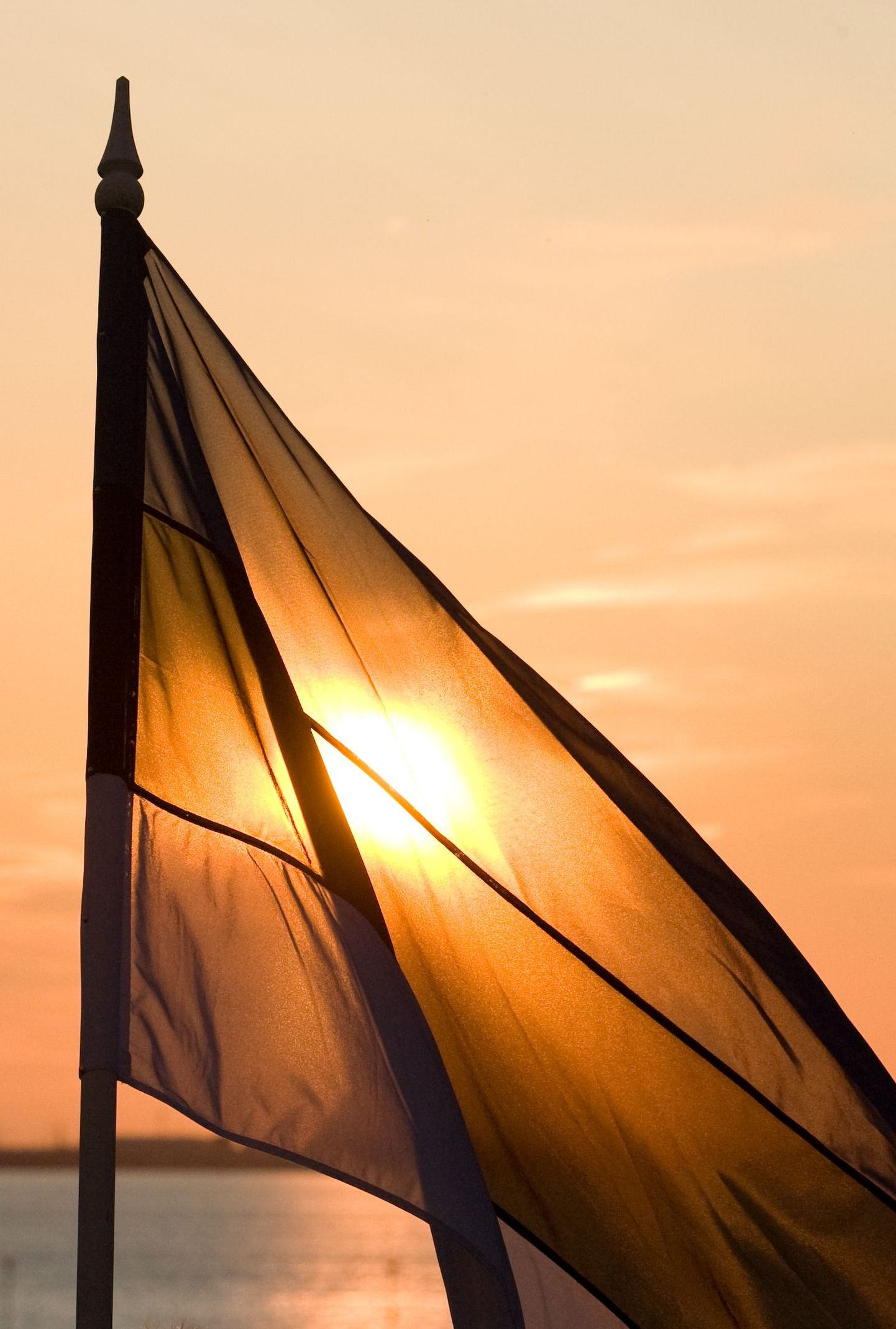 Эстонский флаг на фоне заката