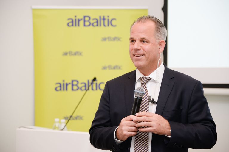 Läti lennufirma tegevjuht Martin Gauss täna Riias toimunud pressikonverentsil. Foto:  