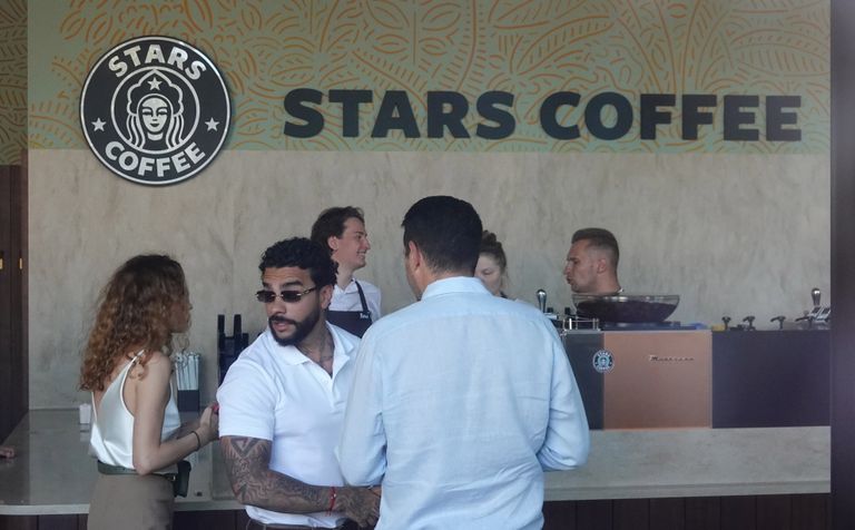 Stars Coffee nime kandev uus kohvikukett Venemaal. Keskel ettevõtte omanik Timati.
