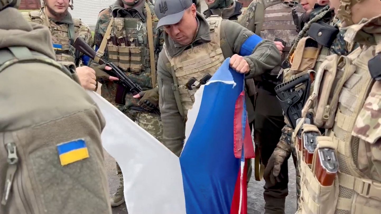 Ukraina sõdurid Vene lippu katki rebimas.