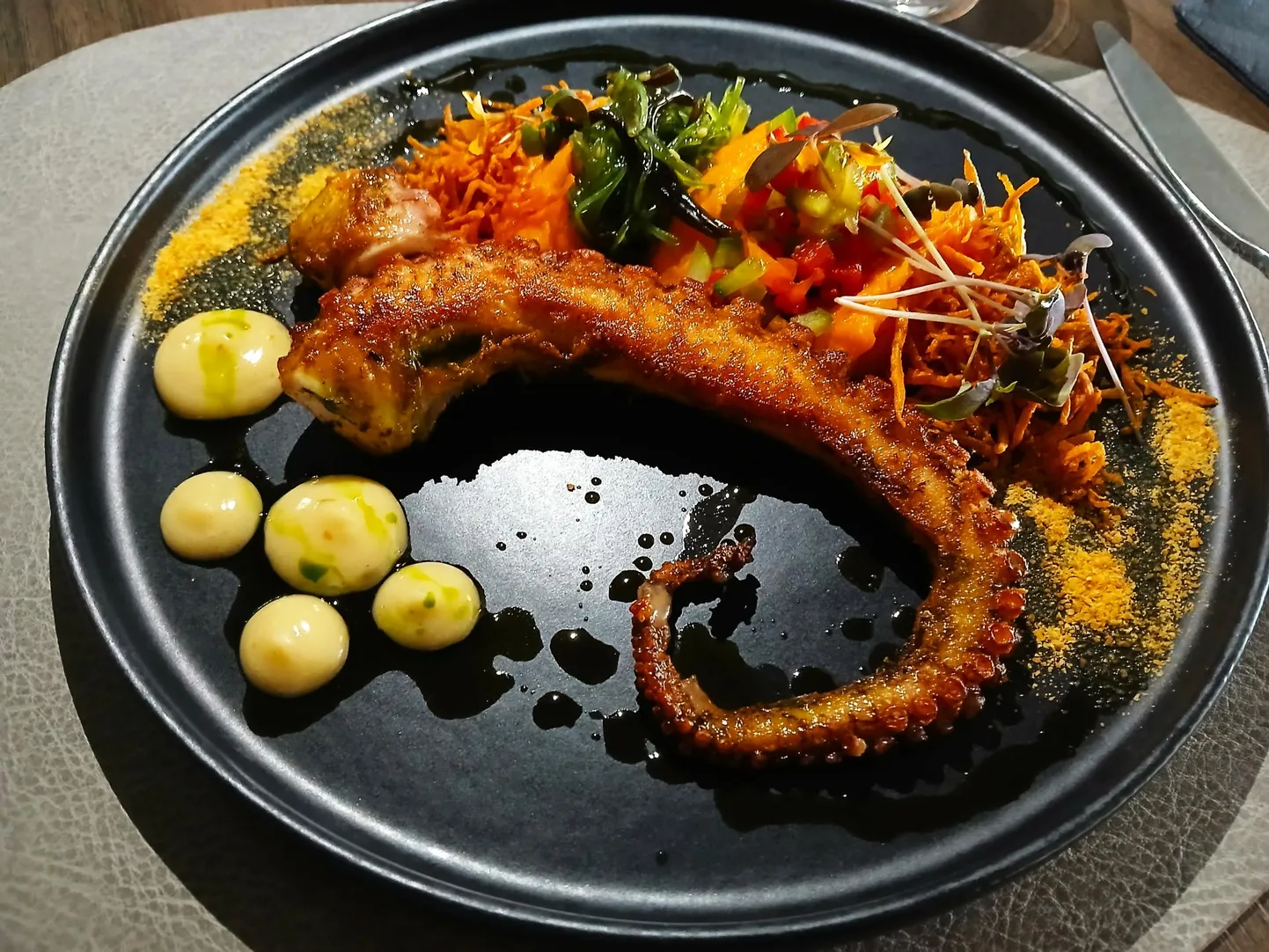 Kaheksajalg on puhas fantaasiarikas gurmee nii sisult kui ka vormilt.