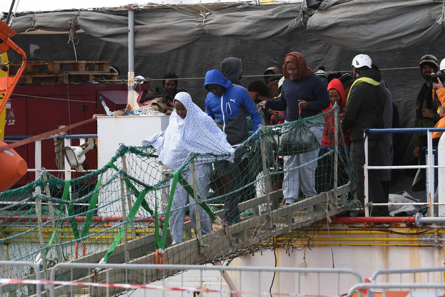 Migrandi astumas maale Messinas Sitsiilias veebruari lõpus. Nad kaldale toonud päästelaev Sea Watch 3 on küll praeguseks karantiinist väljas, kuid seisab jätkuvalt sadamas.