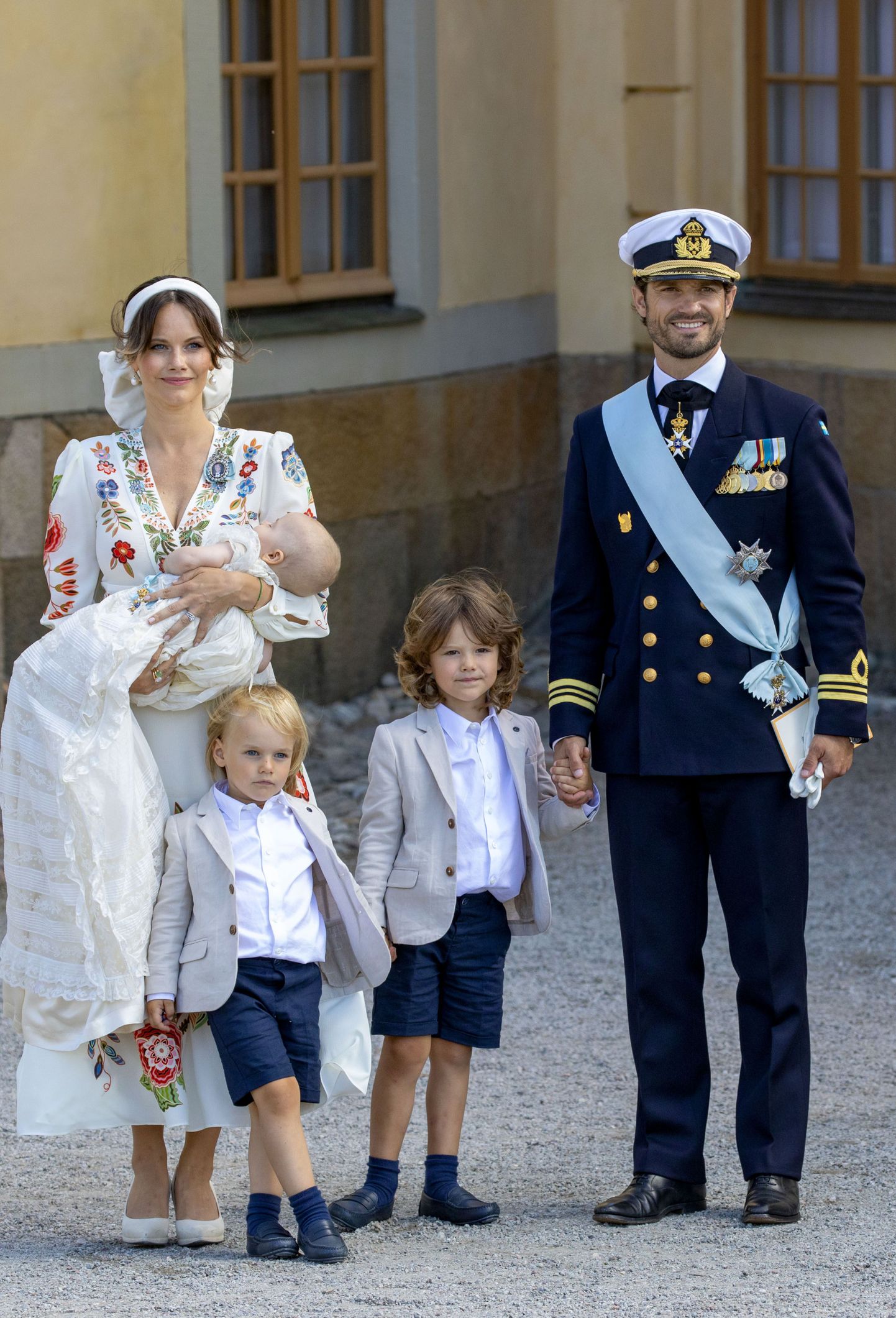 Rootsi prints Carl Philip (paremal), printsess Sofia ja nende kolm last: isa kõrval prints Alexander, ema ees prints Gabriel ja ema süles prints Julian