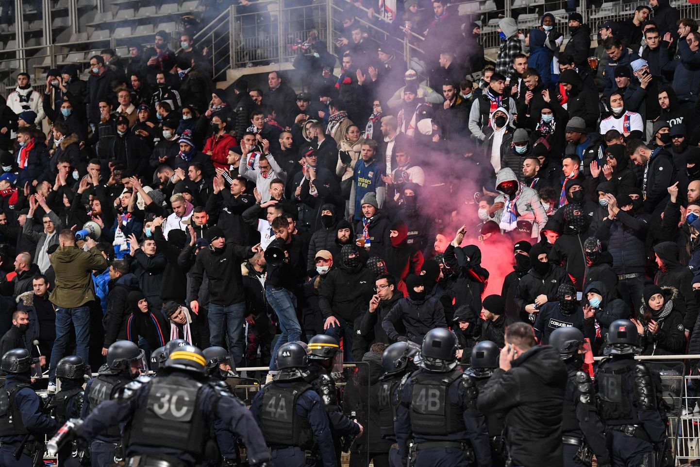 17. detsembril toimunud FC Pariisi ja Lyoni karikamängul tekkinud fännide rahutuse surus maha märulipolitsei.