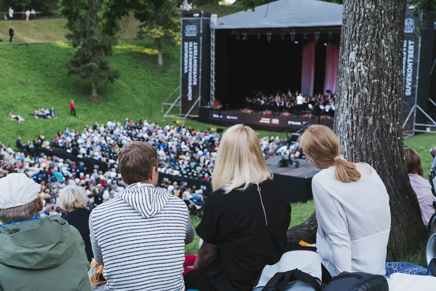 Vanemuise sümfooniaorkestri suvekontsert 2020. aastal. Tänavusele kontserdile on soovitatav kaasa haarata oma istumisalus, et teiste pealtvaatajatega saaks vahet hoida.