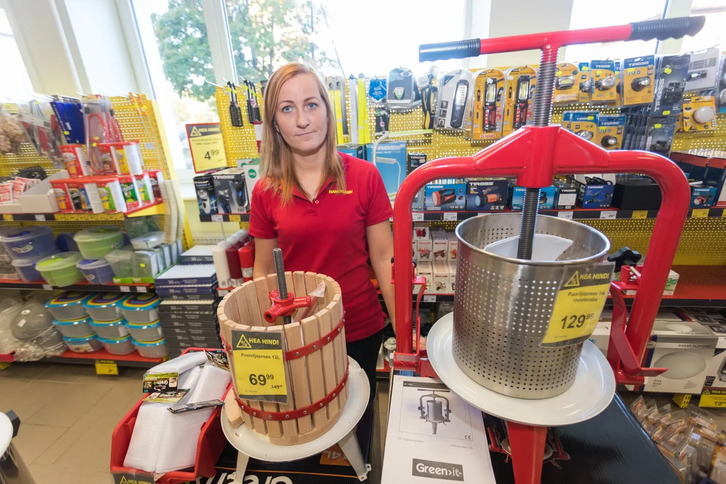 Handymanni poe töötaja Kairi Kikojan näitab õunamahla tegemiseks kasutatavaid kruvi- ja raampressi.