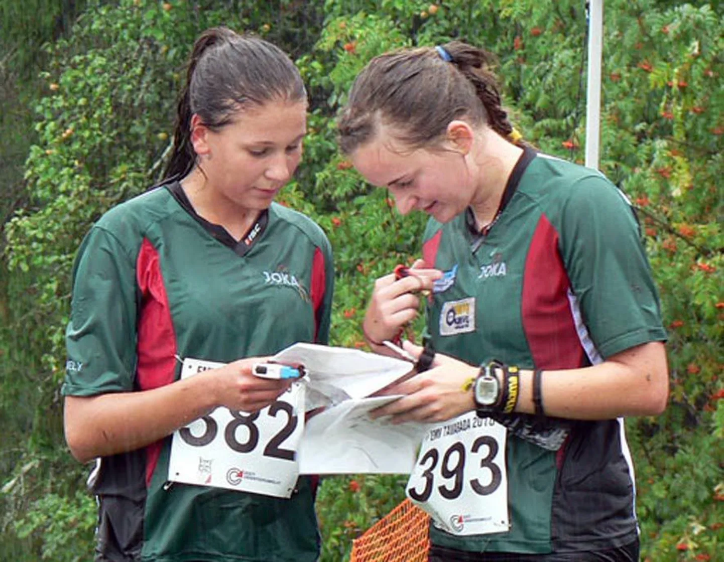 Orienteerujad Evely Kaasiku (vasakul) ja Sigrid Ruul lunastasid peetud katsevõistlustel pääsu Balti meistrivõistlustele.
