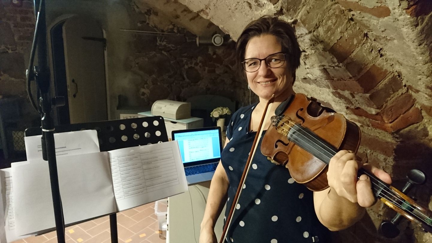 Mooste Rahvamuusikakooli direktor Krista Sildoja mängib linti e-raamatuga kaasas käivaid viiuliharjutusi MoKSi ruumides.