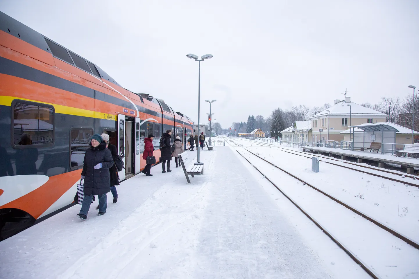 Türi rongijaama kell 11.48 saabunud reisijad jäävad napilt üheksa minutiga bussist maha ning järgmist bussi tuleb oodata tunni jagu.