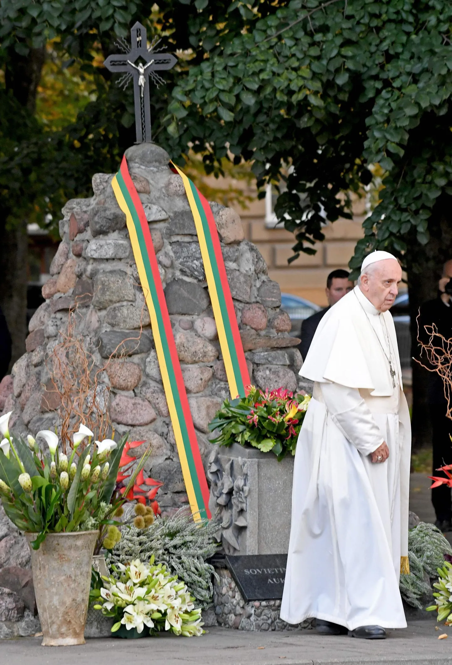 Paavst Franciscus Vilniuse Okupatsioonide ja Vabadusvõitluste Muuseumi ees asuva kommunismiohvrite mälestusmärgi juures. 