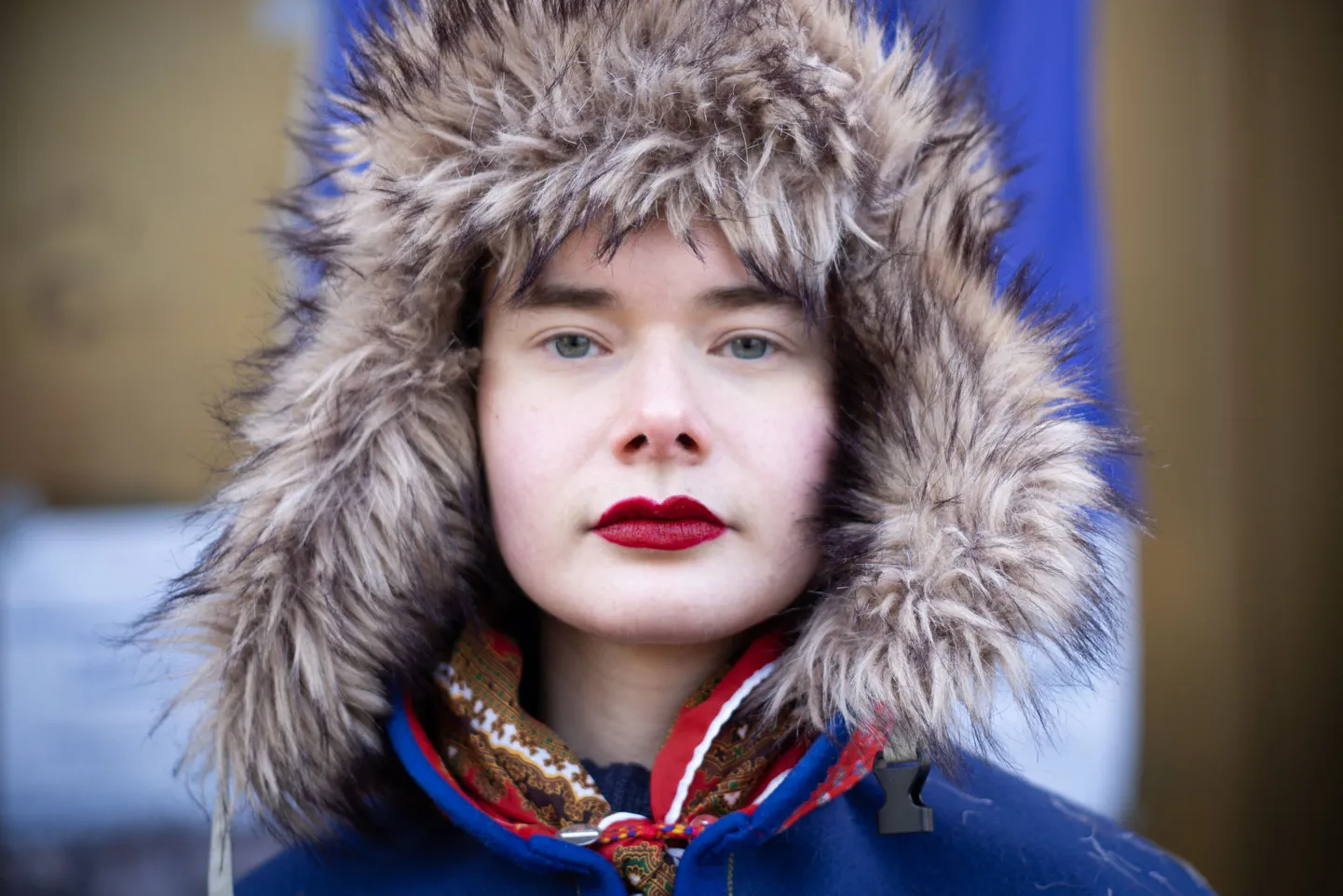 Noor saami traditsioonilises rõivas naine.
