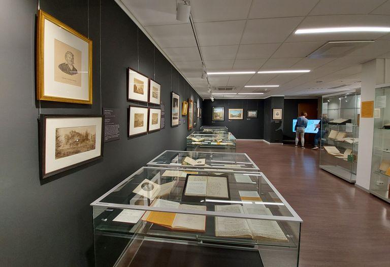 Näitusel on kunstiteoseid, raamatuid ja dokumente.