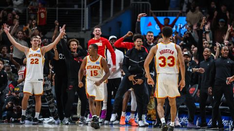 VIDEO ⟩ "Hawks" bez Porziņģa triumfē haotiskā galotnē