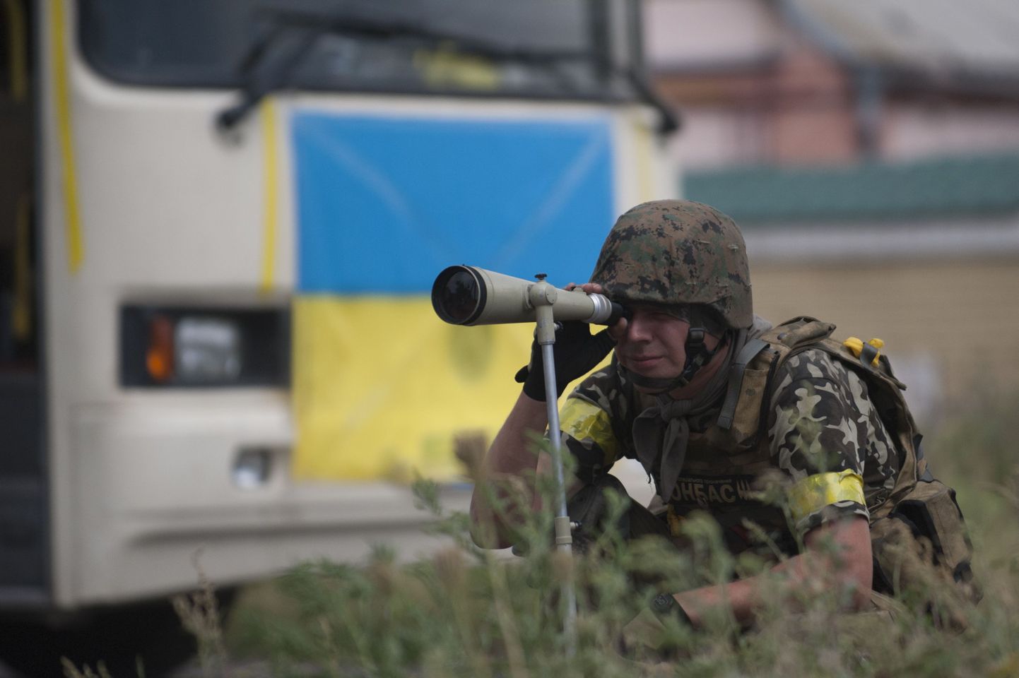 Pataljoni Donbass sõdur uurib ümbrust Mariinka küla lähistel.