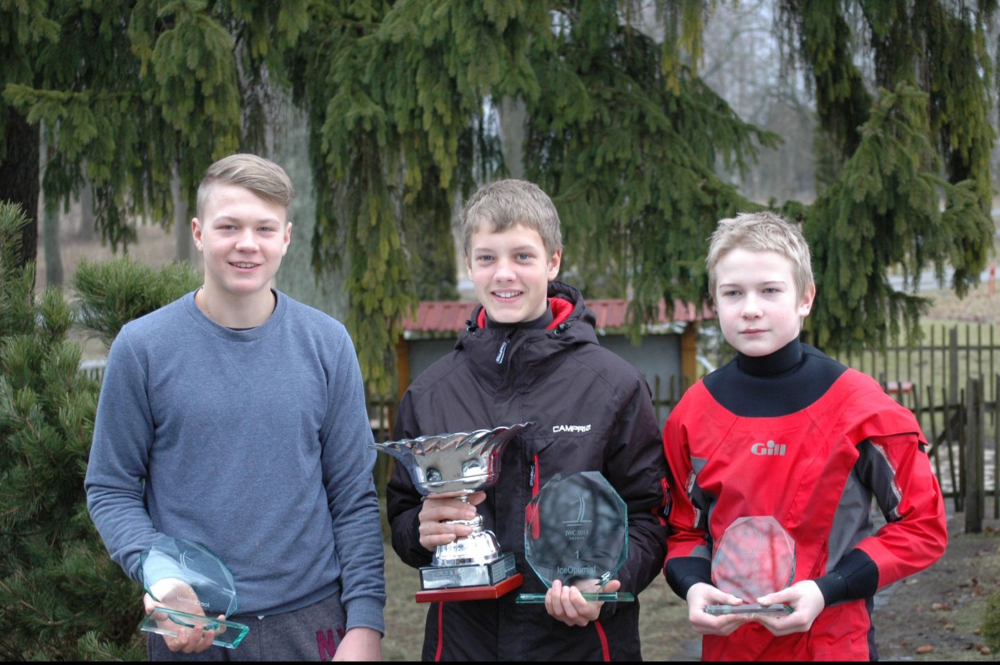 Pärnu jahtklubi treenerite kasvandikud tegid noorte Ice Optimist klassis puhta töö. Keith Luur (keskel) võitis kuldmedali, Melvin Aasav (vasakul) hõbeda ja Sten-Markus Andresson (paremal) pronksi.