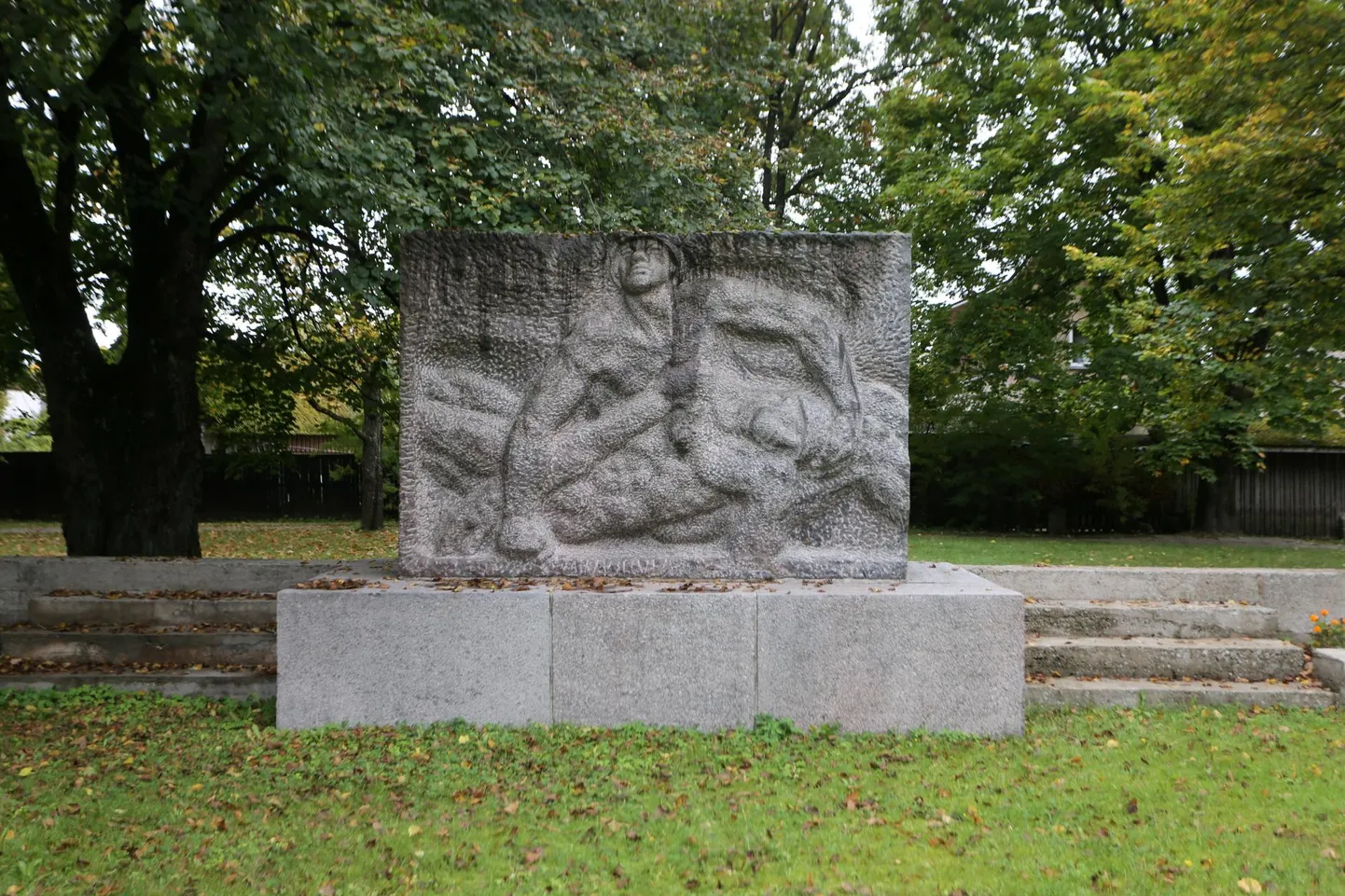Teises maailmasõjas hukkunute mälestussammas Elvas.