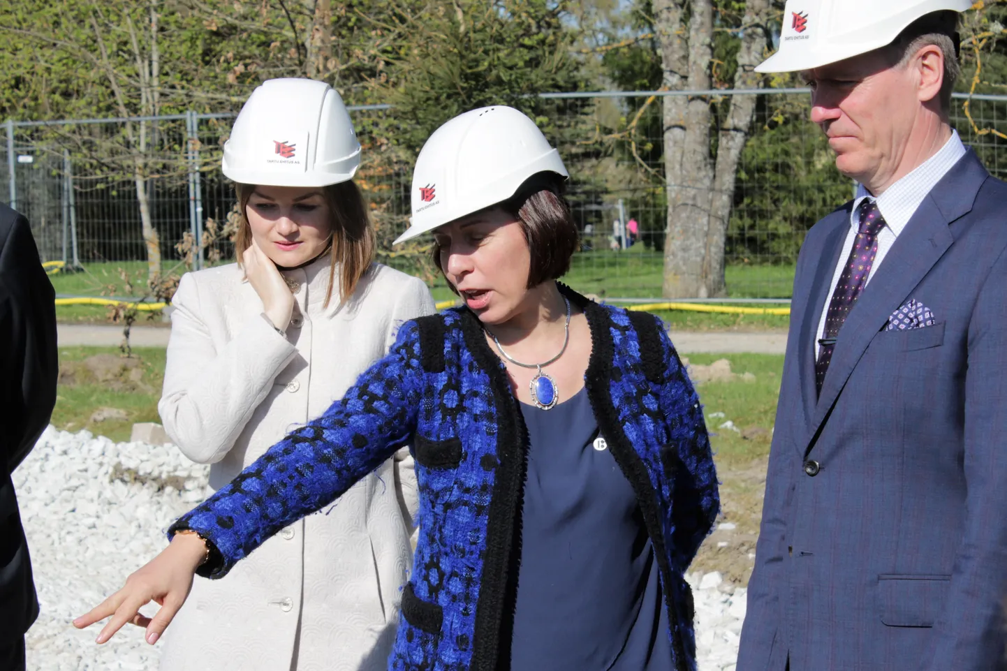 Uue koolimaja nurgakivi paigaldamise tseremoonial osales ka haridusminister Mailis Reps (keskel), kes jagas oma mõtteid põhikooli direktori Triin Lõbu(vasakul) ja Jõgeva vallavolikgou esimehe Raivo Meitusega.