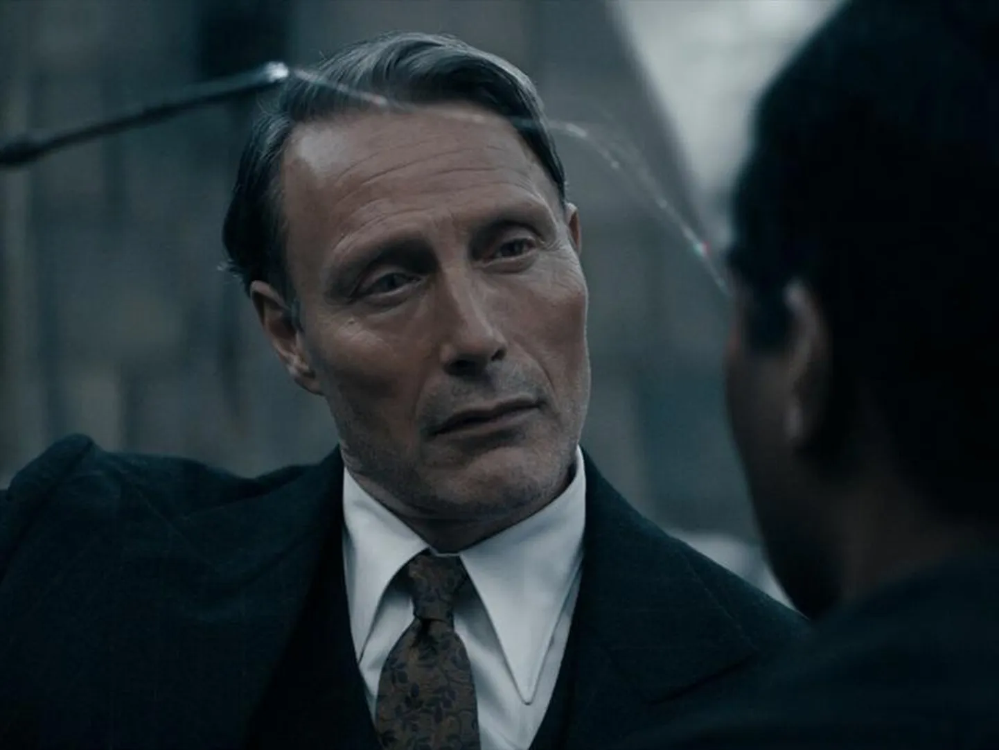 Mads Mikkelseni kehastatud Grindelwald on küll võrgutav, ent manipulatiivne mees. FOTO: Filmikaader