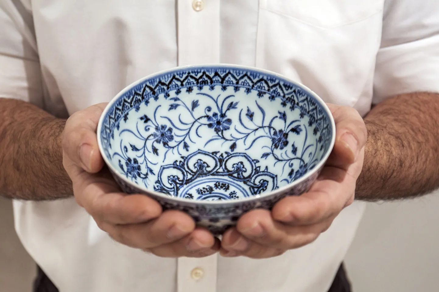 Izsolē pārdodamā porcelāna bļodiņa, kuras vērtība prognozējama pat 500 tūkstošu ASV dolāru vērtībā.