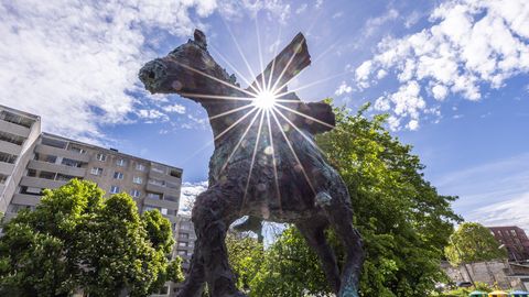 PEETER ESPAK ⟩ Hoiatava näitena võiks punaste ratsamonumente rohkem rajada