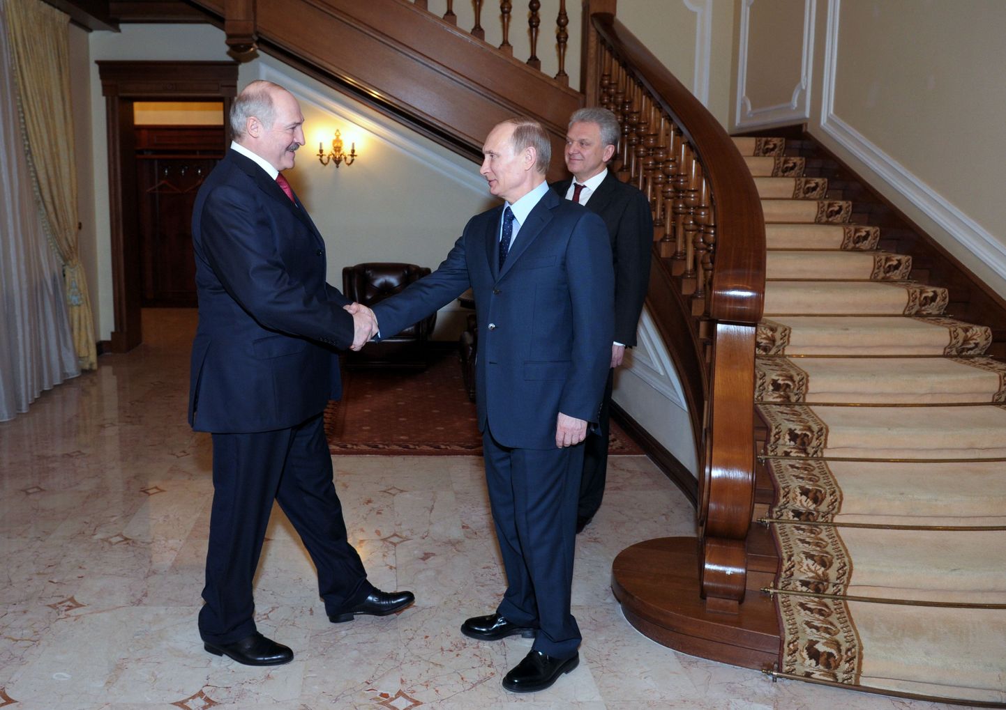 Valgevene president Aleksandr Lukašenka (vasakul) kätleb vene kolleegi Vladimir Putiniga. Foto on tehtud 5.märtsil Putini Novo-Ogorjovo residentsis.