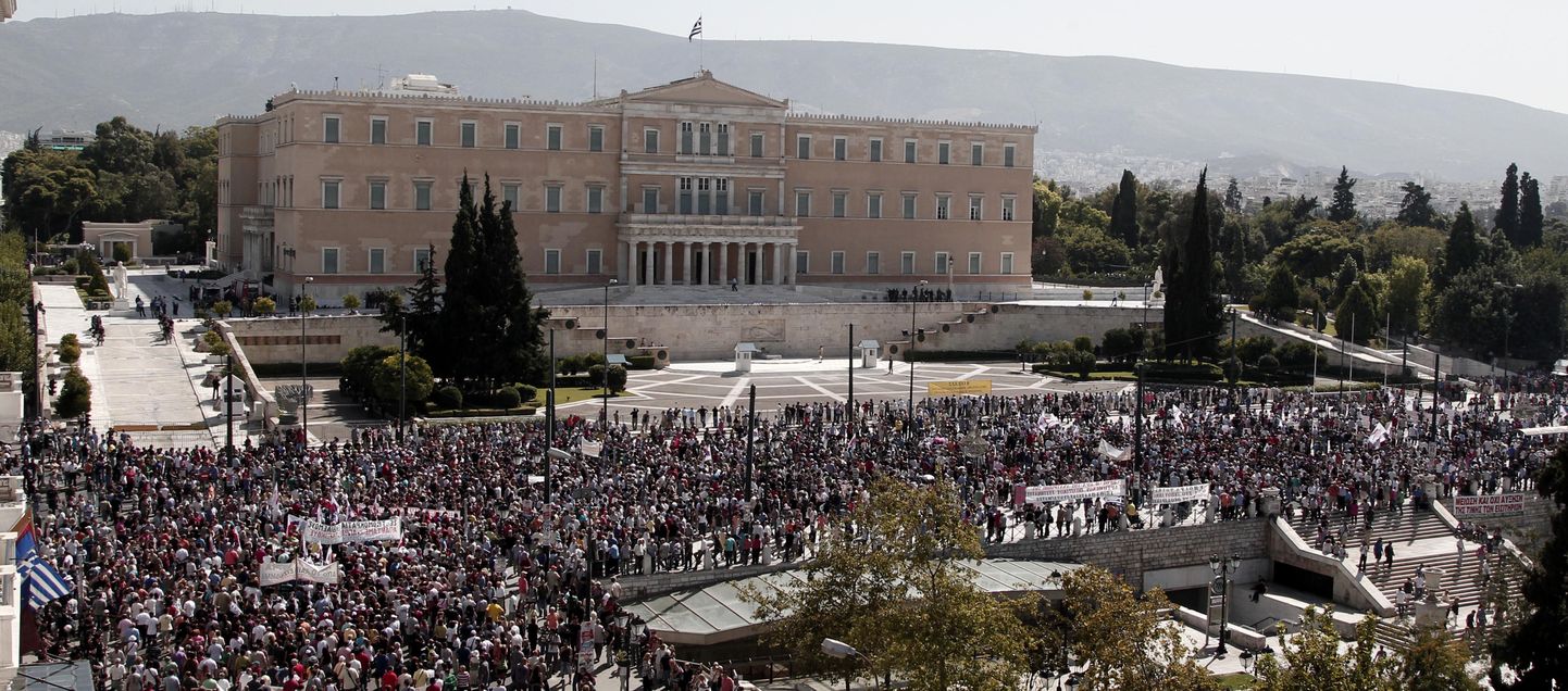 Ametiühingulased täna Ateenas Kreeka parlamendi juures toimunud miitingul.