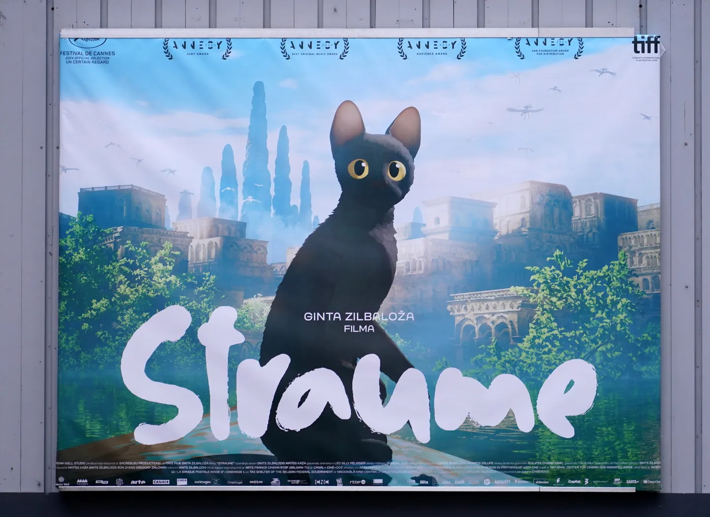 Animācijas filmas "Straume" plakāts pie kinoteātra "Splendid Palace".