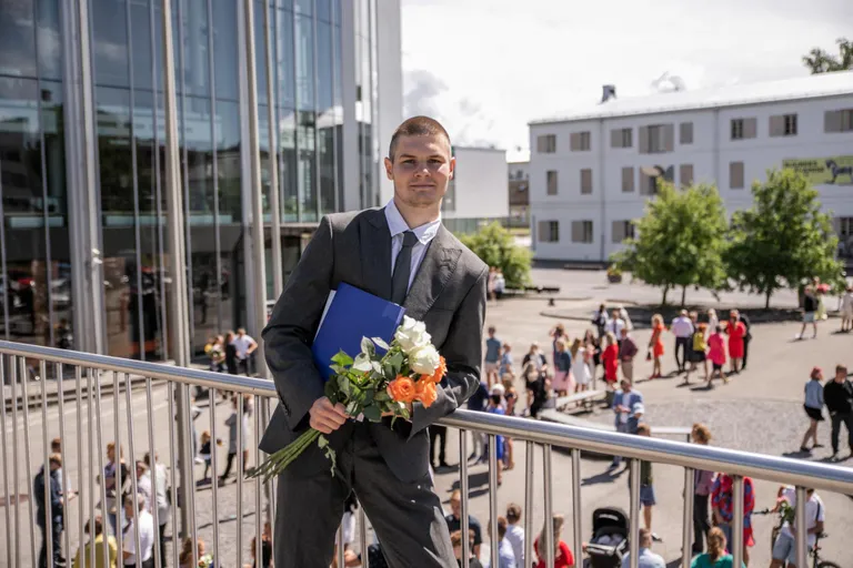 Kenzo Talviste, Pärnu ühisgümnaasiumi lõpetanu.