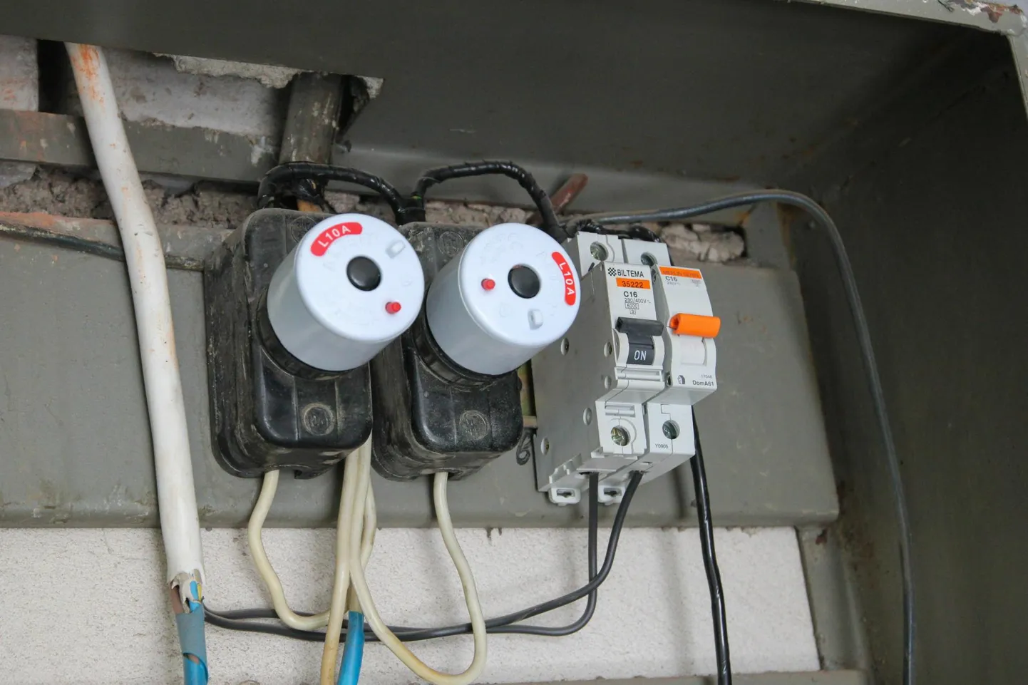 Elektritööde tegemine tuleks jätta spetsialisti hooleks. Ise tohib teha vaid lihtsamaid töid, kui on vastavad teadmised.