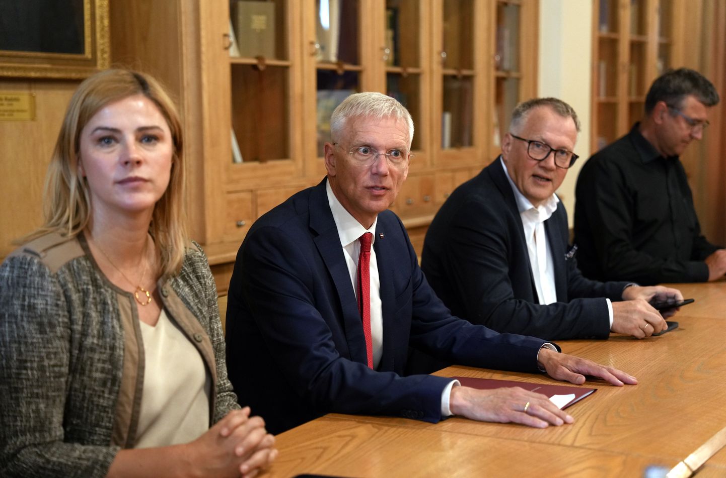 Uue Ühtsluse peaminister Evika Siliņa, välisminister Krišjānis Kariņš ja rahandusminister Arvils Ašeradens koalitsiooniläbirääkimiste laua taga.